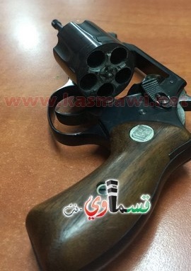 كفرقاسم : مواطن قسماوي يسلم قطعتين من السلاح في نقطة التجميع امام البلدية 